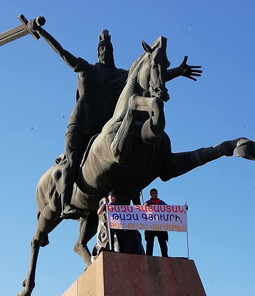 Վարդան Մամիկոնյանի արձանի վրա փակցրել են «Թազա Հայաստան, թազա Գյումրի» կարգախոսը