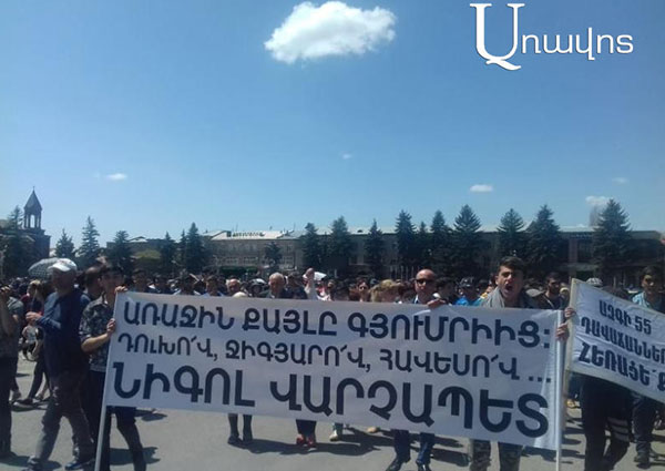 «Նիգոլ» բացականչելով՝ քեֆ էին անում․ Գյումրու Թատերական հրապարակում՝ ինչպես հարսանիքում (Տեսանյութ, ֆոտոշարք)