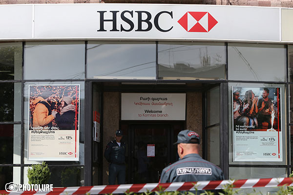 HSBC բանկի վրա ավազակային հարձակման ժամանակ զոհված ոստիկանը եւ պահնորդը հետմահու պարգեւատրվել են (Տեսանյութ)