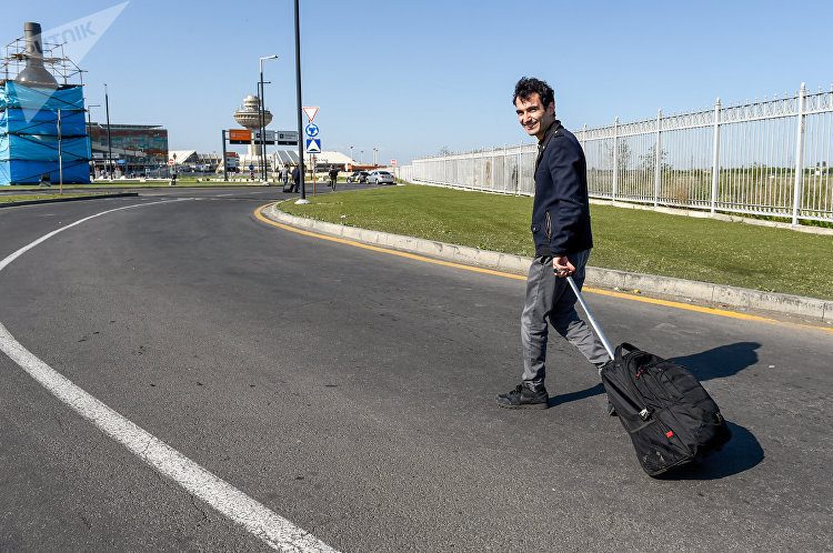 Երեկ Ղազախստանից ժամանած զբոսաշրջիկները օդանավակայանում համբերատար սպասել են, մինչեւ ճանապարհները բացվել են