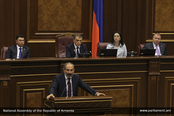 Բաբլոյանը լքեց ԱԺ նիստը 10 րոպեով՝ ի նշան բողոքի՝ ընդդեմ Փաշինյանի արած հայտարարության