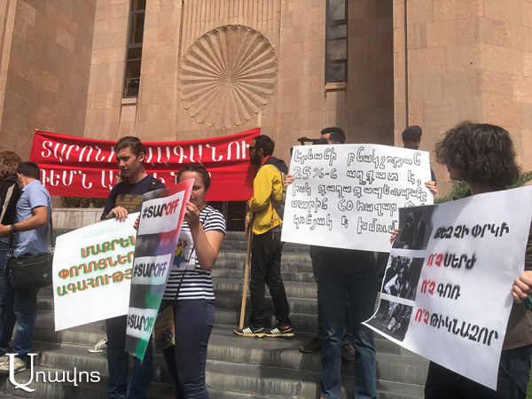 Մի խումբ մարդիկ պահանջում են Տարոն Մարգարյանի հրաժարականը. բողոքի ցույց