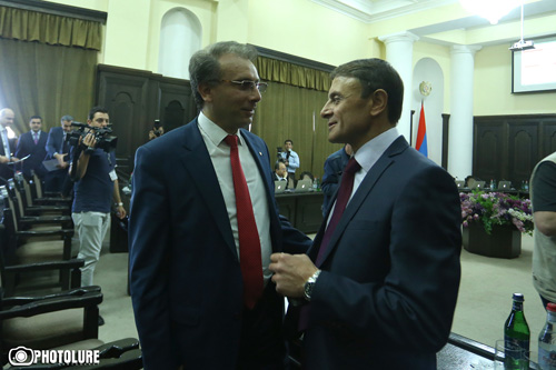 «Ելք» խմբակցության անդամ Լենա Նազարյանը դիմել է ոստիկանապետ Վալերի Օսիպյանին