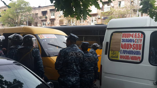 Դավիթ Խաժակյանին քաղաքապետարանը պատասխանել է՝ ցույցերում ոստիկաններն ինչ հիմքով են միկրոավտոբուսները գծերից հանել, ավտոբուսների մասին՝ ոչ մի խոսք
