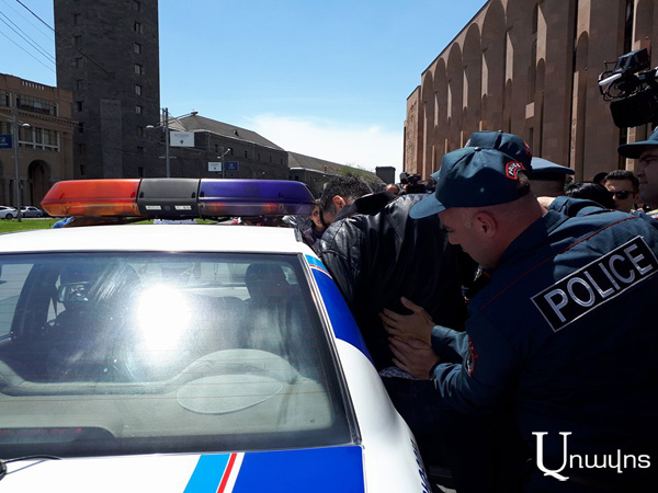 «Ինձ տանում են սպանելու Փաշինյանին ասեք». Քաղաքապետարանի մոտից քաղաքացի է բերման ենթարկվել