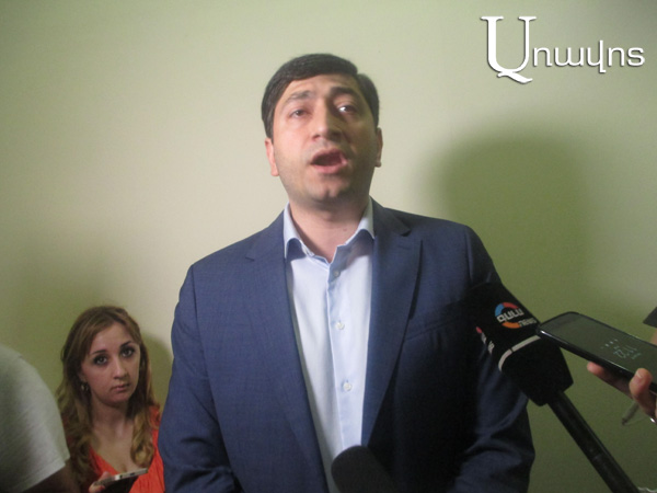 «Ա՛յ տուշոնկա». Պատգամավոր Անդրանիկ Կարապետյանը լրագրողին վիրավորեց՝ նրան տուշոնկա անվանելով
