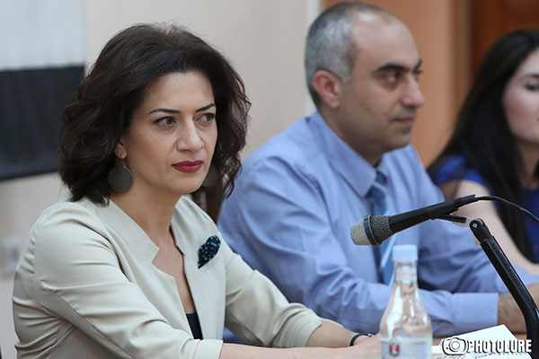 Փաշինյանի տիկնոջ կոչը քննադատ-հասարակությանը. «Թողեք մամուլն աշխատի»