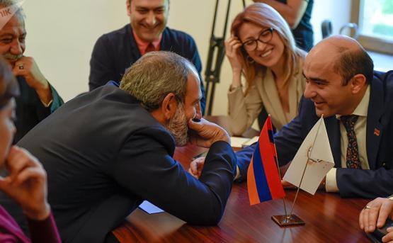 «Լուսավոր Հայաստան» կուսակցության նվիրատվությունը՝ ՔՊ-ին. «Ասացինք՝ դուք արեք, մենք էդ փողը կտանք, ու տվել ենք». «Հրապարակ»