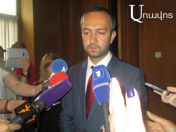 Էդուարդ Աղաջանյանը՝ իր 21-ամյա օգնականի մասին. «Շատ խելացի է, օլիմպիադաների է մասնակցել, հաղթել է»