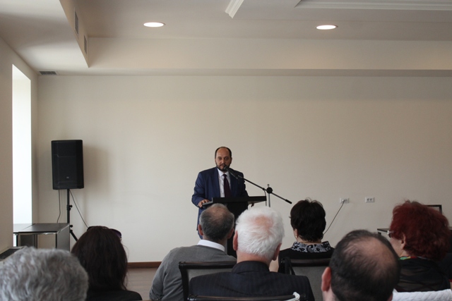Լրագրողների համահայկական 9-րդ համաժողովի մասնակիցները ԿԳ նախարարի հետ զրուցեցին դպրոցներում ուսուցչի դերի և հեղինակության վերարժևորման մասին