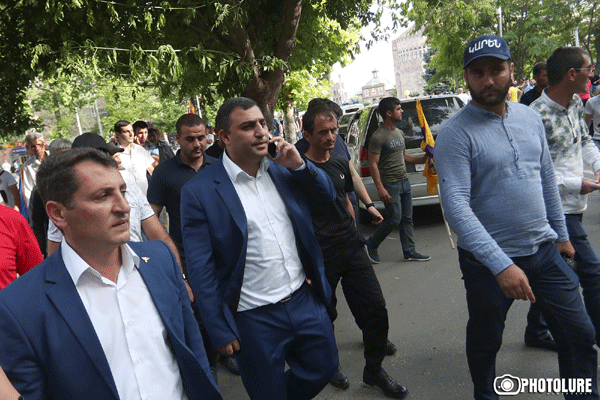 Էջմիածնի քաղաքապետ Կարեն Գրիգորյանը մարզպետի մոտ է. քննարկում են բողոքի ցույցերի հնարավոր հանգուցալուծումը