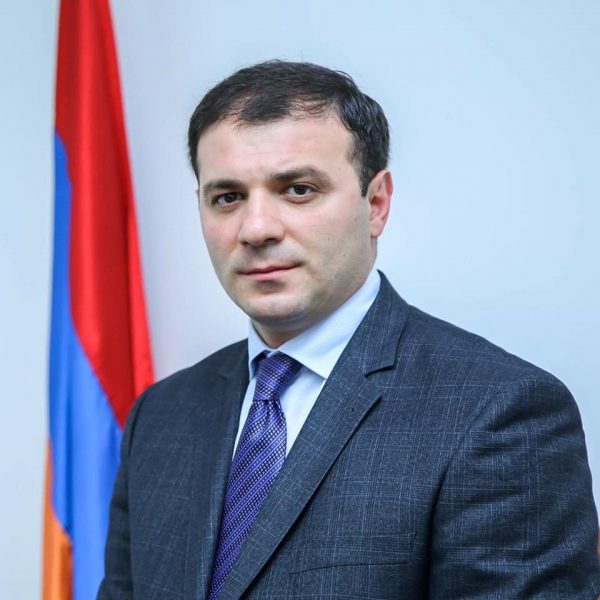 Արմավիրի մարզպետը զսպվածության կոչ է անում, Էջմիածնի քաղաքապետն էլ պատրաստվում է գիշերն անցկացնել Էջմիածնի հրապարակում