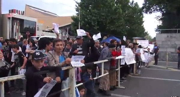Մի խումբ մասիսցիներ պահանջում են քաղաքապետ Դավիթ Համբարձումյանին ազատ արձակել