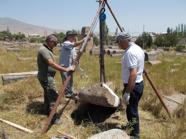 Ուղղվել եւ ամրակայվել են խաչքարեր