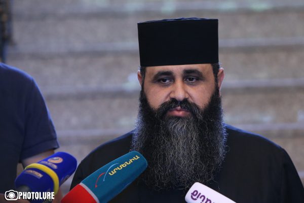 Մայր աթոռում քննվում է տեր Կորյուն աբեղա Առաքելյանին կարգալույծ անելու հարցը