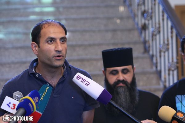 «Որոշ հոգեւորականներ պատրաստ են մեզ զենքով հեռացնել Մայր Աթոռի տարածքից». Հայր Կորյուն