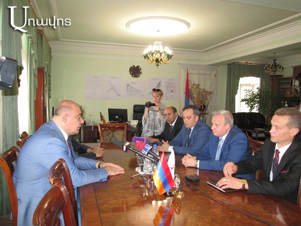 «Ձեր տանկերը փչացնում են մեր փողոցները»․ Ս․ Բալասանյանը ՌԴ դեսպանից պահանջում է վերանորոգել դրանք