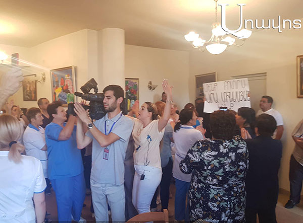 Բողոքի ցույց՝ հիվանդանոցում. Պահանջում են Արա Մինասյանին վերականգնել տնօրենի պաշտոնում