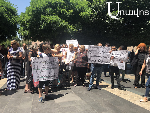 «Նուբարաշեն» ՔԿՀ-ում մահամերձ կալանավորներին պատշաճ չեն օգնում. բողոքի ցույց կառավարության շենքի մոտ