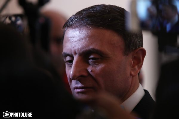 Օսիպյանն իր եւ քրեական հեղինակություն համարվող Արամ Վարդանյանի՝  «Վստրեչի Ապերի»՝ նախկինում ունեցած կոնֆլիկտի մասին