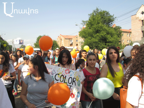 Գյումրին աշխարհի կենտրոնում․ գունային փառատոնով երիտասարդների միջազգային օրն են նշում (Ֆոտոշարք և տեսանյութ)