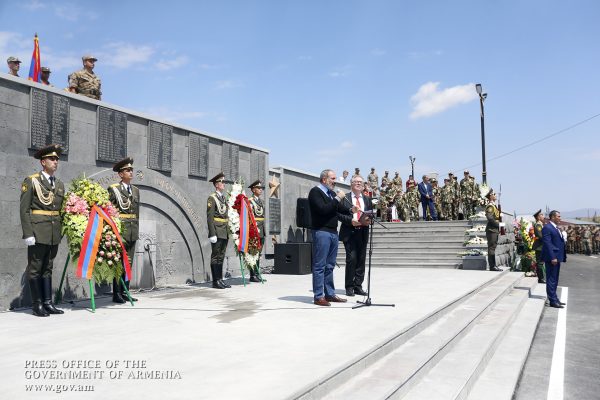 Ազատ, երջանիկ և հզոր Հայաստանի էստաֆետը hպարտությամբ փոխանցելու ենք ապագա սերունդներին. վարչապետը Հրազդանում ներկա է գտնվել վերակառուցված հուշահամալիրի բացման արարողությանը