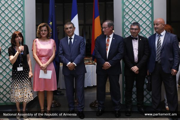 Արա Բաբլոյանն այցելել է Հայաստանում Ֆրանսիայի դեսպանատուն