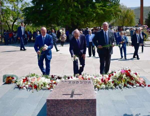 Հայաստանի եւ Արցախի նախագահները Ստեփանակերտի հուշահամալիրում հարգանքի տուրք են մատուցել հերոսների հիշատակին