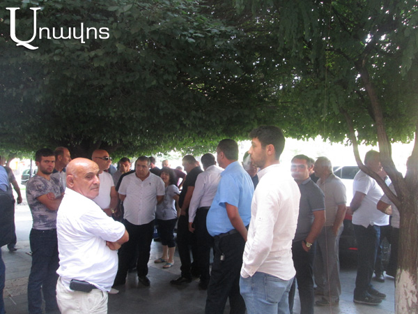 Առեւտրականները ցույց են անում կառավարության մոտ