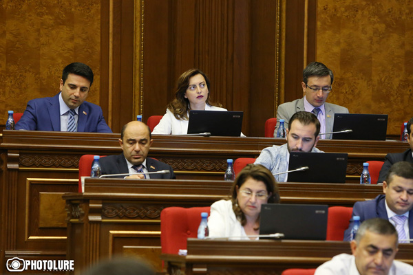 «Չենք ուզում մուգ ապակիներով ավտոմեքենաներով երթեւեկել». Ալեն Սիմոնյան