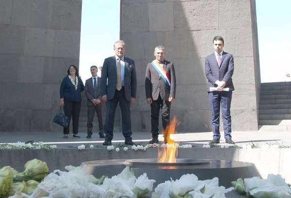 Ֆրանսիացի խորհրդարանականները հարգանքի տուրք են մատուցել Ծիծեռնակաբերդի հուշահամալիրում