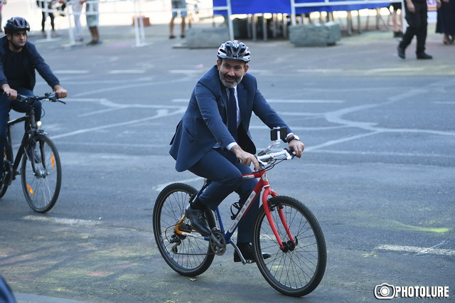 «Հիմա արգելում եմ արգելողին». Նիկոլ Փաշինյանը՝ Ծիծեռնակաբերդում հեծանիվ քշելու՝ արգելված լինելու մասին