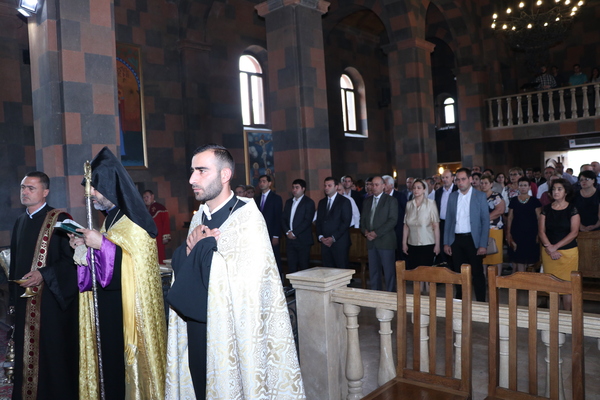 Արմավիրի Սուրբ Գրիգոր Նարեկացի եկեղեցում Հայաստանի ազգային հերոս Շառլ Ազնավուրի հիշատակին նվիրված հոգեհանգստի պատարագ է մատուցվել