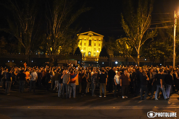 Կարող են լինել ծեծված պատգամավորներ, ջարդված մեքենաներ ու ապակիներ եւ այլն. «Հայկական ժամանակ»
