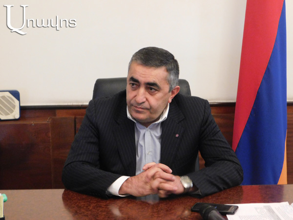 «Չես հասկանում, մե՛կ պաշարում են, ասում են՝ Նիկոլ Փաշինյանին ընտրեք, մե՛կ պաշարում են, ասում են՝ մի՞ ընտրեք». Արմեն Ռուստամյան