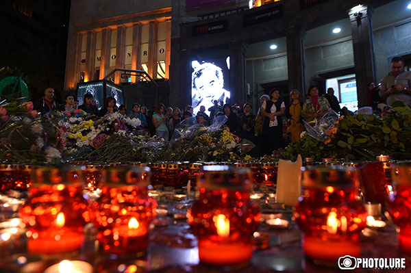 Քաղաքացիները հուզվում են, միացավ նաև Ֆրանսիայի դեսպանը. մոմերով երթ Երևանում ՝ ի հիշատակ Շառլ Ազնավուրի (Ֆոտոշարք)