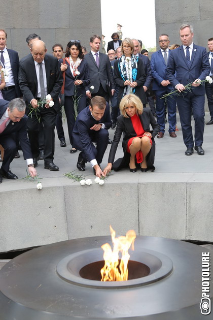 Ֆրանսիայի նախագահը հարգեց Հայոց ցեղասպանության զոհերի հիշատակը