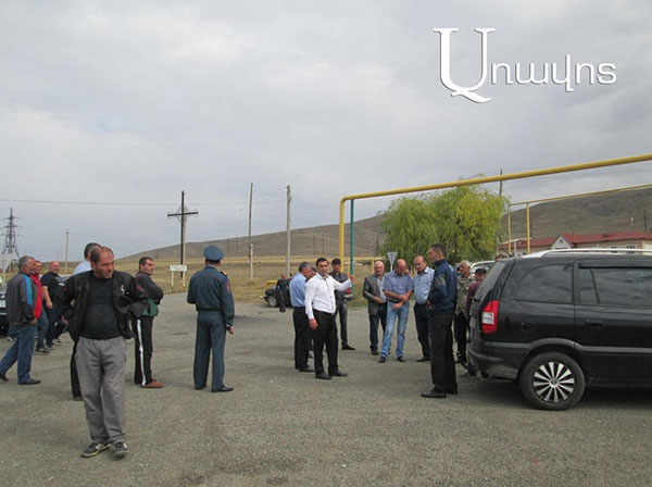 «Բեկ Փիրումովի աղջկա մա՞րդն եմ՝ ծոցուգրպանս լիքը, որ ամեն թղթի համար Մարալիկ վազեմ»․ բողոքի ակցիա Աղինում (ֆոտոշարք)