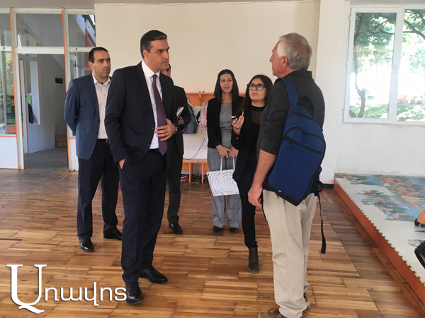 Քանդել են պատերը, որ հնարավորինս հեշտ տեղաշարժվեն կրթահամալիրի սաները, սակայն դրա պատճառով դատարանների դռներն են ընկել (ֆոտոշարք)