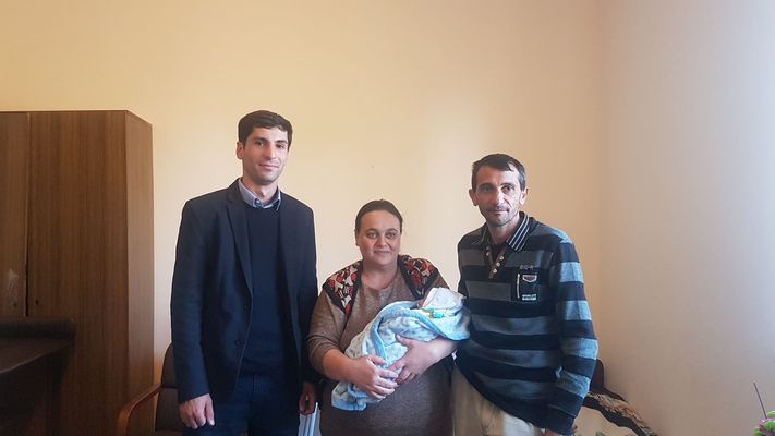 Գարիկ Սարգսյանն այցելել է Վեդու ծննդատուն և շնորհավորել տասը աղջիկ և հինգ տղա ունեցող ընտանիքին ևս մեկ զավակի ծննդյան կապակցությամբ