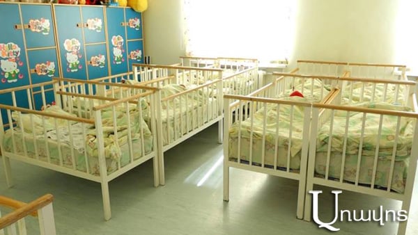 «Կարելի՞ է վերջին անգամ տեսնեմ երեխաներիս»․ երկվորյակներին թողած 18-ամյա մայրը Գյումրիից հեռացել է լացով