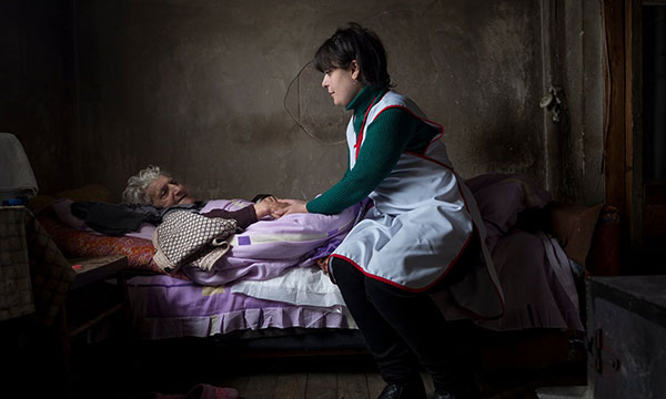 «Ավելի լավ է մեռնեմ». Guardian-ի ֆոտոլրագրողը հավաքել է Հայաստանում ծերերի պատմությունները