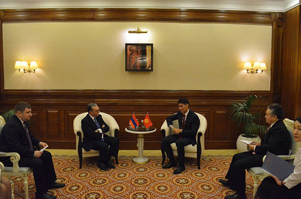 Զոհրաբ Մնացականյանը հանդիպել է Ղրղզստանի ԱԳ նախարար Չինգիզ Այդարբեկովին