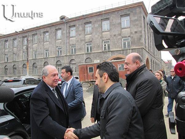ՀՀ նախագահը հետ դարձրեց իրեն դիմավորող մարզպետին ու քաղաքապետին և մեծ անակնկալ արեց գյումրեցիներին (Ֆոտոշարք)