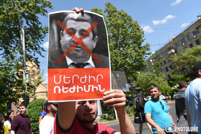 Օգտվում են դրանց ծառայությունից, իսկ հետո էլ նեղսրտում, որ իրենց դավաճանել են կամ իրենց քննադատում էին մարդկանց համար, որոնք հիմա այլ ճամբարում են. «Փաստ»