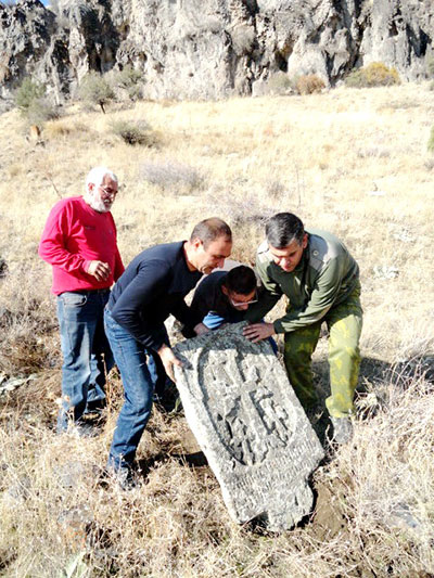 Արարատի մարզում խաչքարեր են ամրակայվել