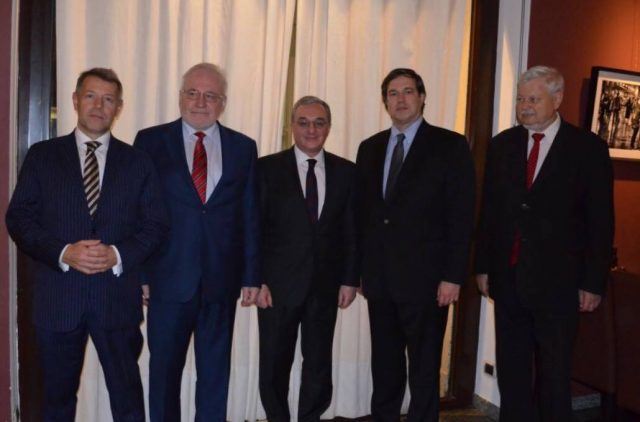 Հայաստանի արտաքին գործերի նախարարի պաշտոնակատար Զոհրաբ Մնացականյանը հանդիպում ունեցավ Ադրբեջանի ԱԳ նախարար Էլմար Մամեդյարովի հետ