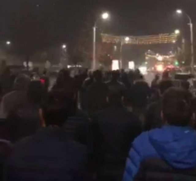 Էջմիածին քաղաքում մի խումբ քաղաքացիներ բողոքի ցույց են անում՝ ընդդեմ գեներալ Մանվել Գրիգորյանին ազատ արձակելու
