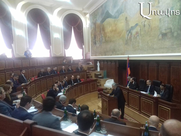 Կառավարության արտագնա նիստ Գյումրիում. ավագանու անդամին թույլ չտվեցին ներս մտնել