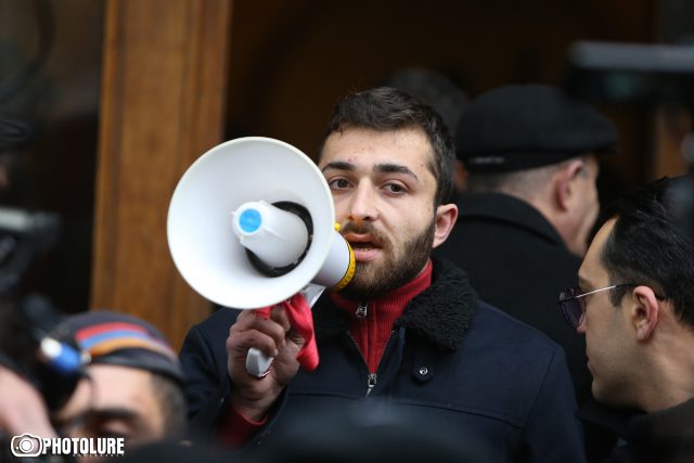 «Եթե ռեժիմի նախկին մնացորդները Մանվել Գրիգորյանի պես հանցագործին ազատ թողնեն, կտեսնեն անհնազանդությունը որն է». Ցուցարարները սպառնում են